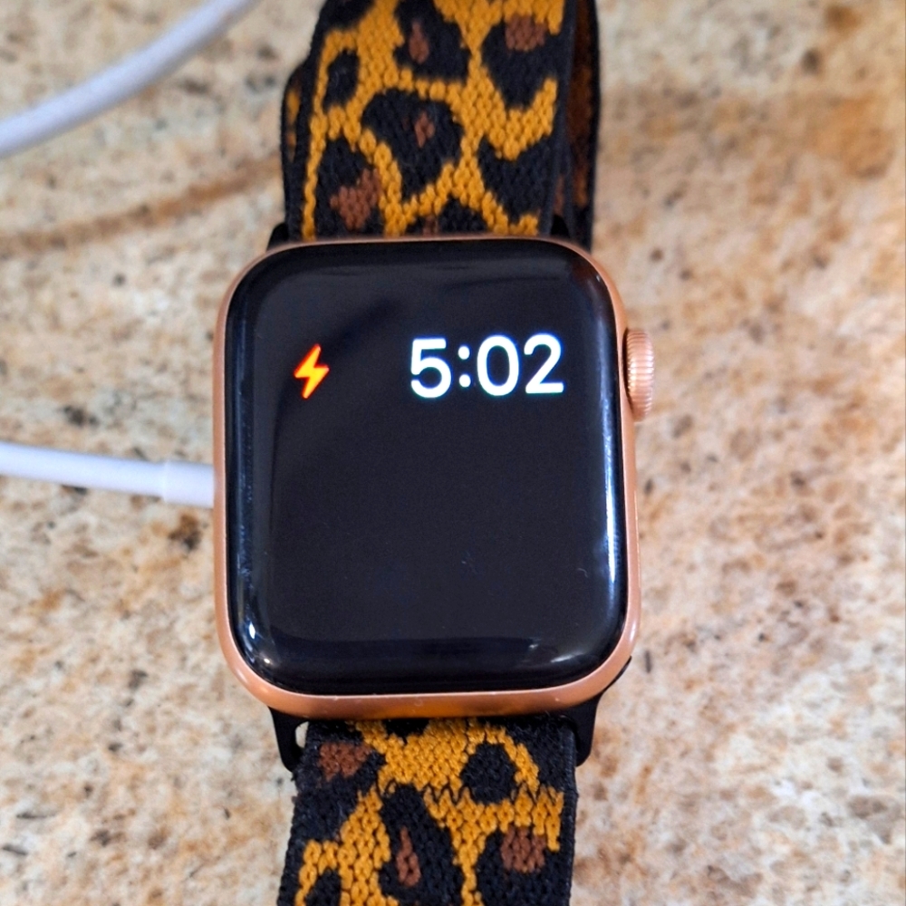 Apple watch series 6 gold color 40 mm